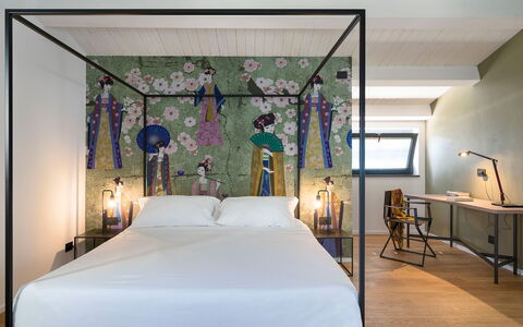 Villa Cloris: Interior Design, Schlafzimmer, Flooring, Möbel, Fussboden, Decke, Beleuchtung, Bett, Light Fixture, Bettrahmen