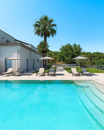 Villa Cloris: Blau, Wasser, Schwimmbad, Verbundwerkstoff, Reflecting Pool, Resort, Reflexion, Schatten, Eco Hotel, Estate