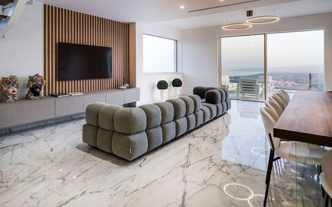 Villa Shelly: Möbel, Interior Design, Flooring, Wand, Fussboden, Holz, Decke, Wohnzimmer, Tabelle, Beleuchtung