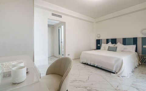 Villa Shelly: Interior Design, Flooring, Fussboden, Möbel, Schlafzimmer, Decke, Zimmer, Bett, Bedding, Bettdecke