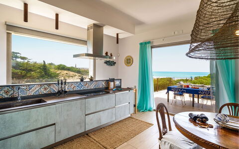 Casa Gentile: Küche, Möbel, Interior Design, Countertop, Flooring, Fussboden, Zimmer, Küchengerät, Beleuchtung, Tabelle
