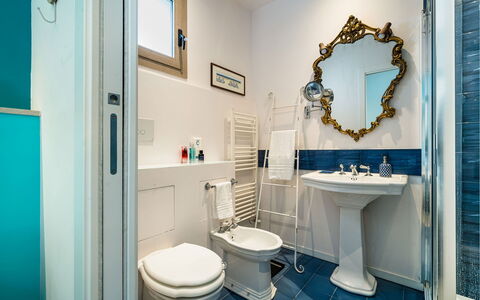 Casa Gentile: Flooring, Interior Design, Armatur, Fussboden, Badezimmer, Bad Sink, Zapfhahn, Wohnung, Tür, Installation