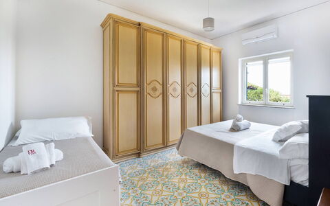 Casa Iago: Fussboden, Flooring, Interior Design, Zimmer, Wohnung, Schlafzimmer, Decke, Bett, Formen, Bedding