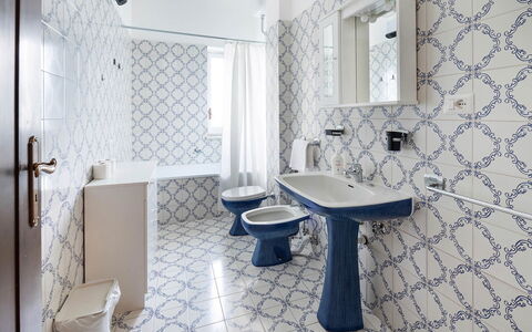 Casa Iago: Flooring, Fussboden, Fliese, Armatur, Badezimmer, Installation, Zapfhahn, Design, Sinken
