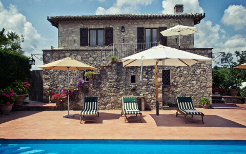 Villa Selvamica: Blau, Schwimmbad, Resort, Regenschirm, Gartenmöbel, Blumentopf, Estate, Villa, Sonnenliege, Hazienda