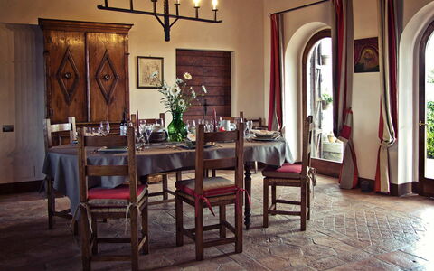 Villa Selvamica: Möbel, Interior Design, Tabelle, Flooring, Stuhl, Holz, Esszimmer, Fussboden, Küche & Esszimmer Tisch, Beleuchtung