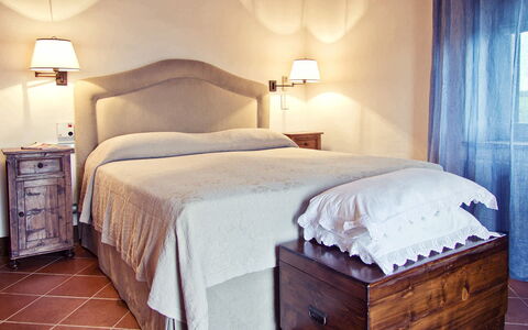 Villa Selvamica: Möbel, Bett, Interior Design, Schlafzimmer, Fussboden, Bedding, Flooring, Bettdecke, Holz, Linens