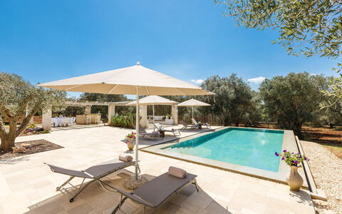 Villa Olivella: Schwimmbad, Gartenmöbel, Resort, Schatten, Stuhl, Landscaping, Estate, Flagstone, Villa, Sonnenliege