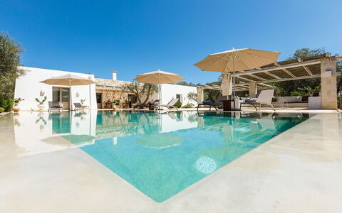 Villa Olivella: Schwimmbad, Resort, Gartenmöbel, Regenschirm, Sonnenliege, Estate, Eco Hotel, Schatten, Stuhl, Villa