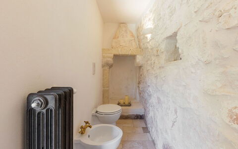 Villa Olivella: Wand, Armatur, Badezimmer, Toilette, Installation, Toilleten Sitz, Steinwand, Fliese, Keramik, Zapfhahn