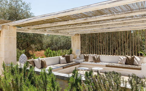 Villa Olivella: Holz, Möbel, Gartenmöbel, Garten, Pergola, Natürliches Material, Stuhl, Outdoor Struktur, Schatten, Hartholz