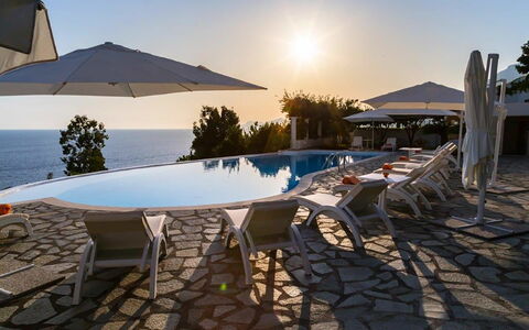Villa Desideria: Blau, Schwimmbad, Gartenmöbel, Regenschirm, Resort, Meer, Ozean, Sonnenliege, Stuhl, Eco Hotel