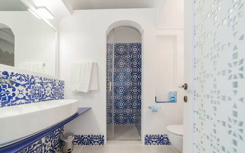 Villa Desideria: Blau, Flooring, Armatur, Fussboden, Badezimmer, Interior Design, Fliese, Mosaik, Installation, Keramik