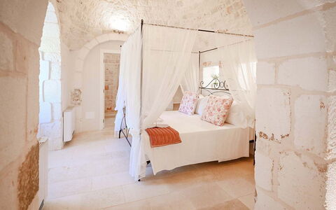 Trulli Heaven: Wand, Möbel, Fussboden, Schlafzimmer, Decke, Bett, Steinwand, Linens, Bedding, Bettdecke