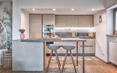 Cortona Deluxe: Möbel, Interior Design, Küche, Flooring, Countertop, Fussboden, Holz, Küchengerät, Cabinetry, Tabelle