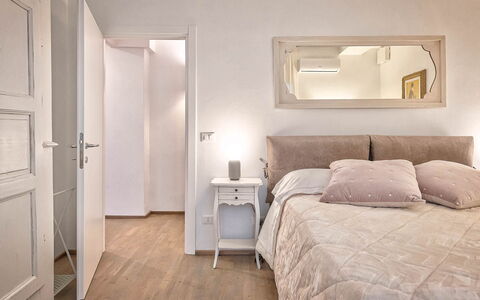 Cortona Deluxe: Möbel, Interior Design, Bett, Wand, Schlafzimmer, Fussboden, Flooring, Holz, Zimmer, Decke
