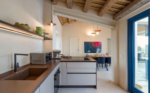 Villa Smeralda: Interior Design, Küche, Countertop, Wand, Möbel, Flooring, Holz, Decke, Zuhause, Light Fixture