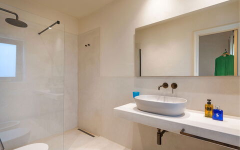 Villa Smeralda: Badezimmer, Flooring, Armatur, Wand, Interior Design, Fussboden, Bad Sink, Sinken, Zapfhahn, Badezimmerschrank
