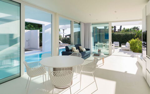 Villa Zora: Interior Design, Möbel, Fussboden, Flooring, Couch, Wohnung, Decke, Wohnzimmer, Stuhl