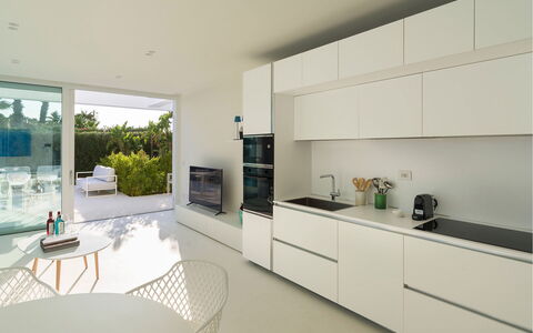 Villa Zora: Interior Design, Flooring, Küche, Countertop, Fussboden, Decke, Möbel, Küchengerät, Cabinetry, Wohnung
