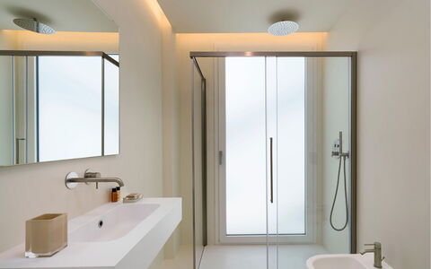 Villa Zora: Interior Design, Badezimmer, Wand, Armatur, Flooring, Holz, Fussboden, Spiegel, Zapfhahn, Light Fixture