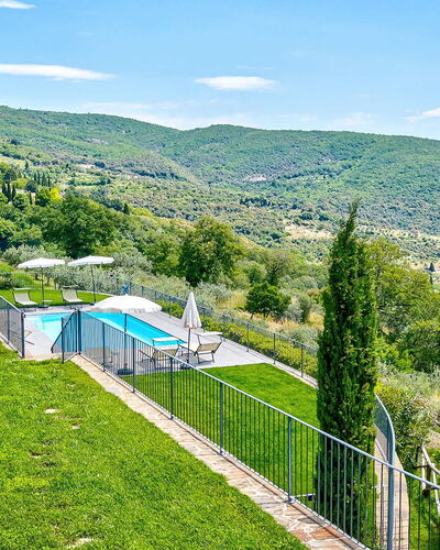 Villa Vita Bella: Hügel, Bergstation, Schwimmbad, Senke, Grat, Zaun, Eco Hotel, Villa, Bergdorf, Bauernhaus