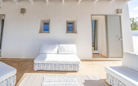 Villa Il Guaceto: Schatten, Design, Gartenmöbel, Daylighting, Stuhl, Balkon, Resort, Villa, Schlafzimmer, Kissen