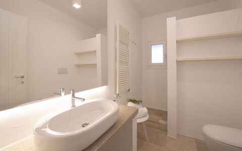 Villa Il Guaceto: Flooring, Wand, Fussboden, Armatur, Interior Design, Badezimmer, Decke, Bad Sink, Sinken, Zimmer