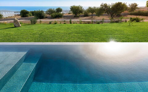 Villa Miriam: Blau, Schwimmbad, Verbundwerkstoff, Resort, Schatten, Eco Hotel, Water Feature, Landscaping, Fliese, Tropen