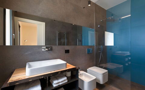 Villa Miriam: Flooring, Interior Design, Armatur, Badezimmer, Wand, Sinken, Fussboden, Bad Sink, Decke, Zapfhahn