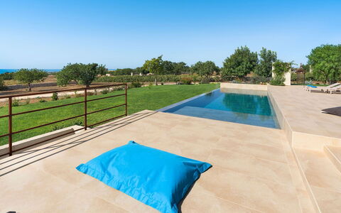 Villa Miriam: Blau, Schwimmbad, Verbundwerkstoff, Schatten, Resort, Landscaping, Fliese, Flagstone, Gartenmöbel, Design