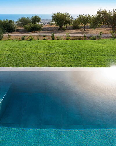 Villa Miriam: Blau, Schwimmbad, Verbundwerkstoff, Resort, Schatten, Eco Hotel, Water Feature, Landscaping, Fliese, Tropen