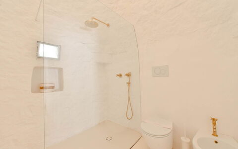 Trulli Fontana: Wand, Armatur, Flooring, Badezimmer, Fussboden, Beleuchtung, Decke, Interior Design, Installation, Light Fixture