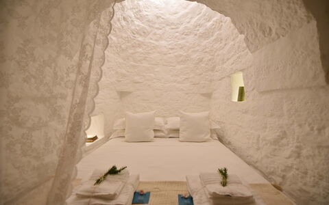 Trulli Fontana: Beleuchtung, Schlafzimmer, Bett, Zimmer, Bedding, Bettdecke, Linens, Komfort, Kissen, Light Fixture