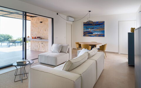 Villa Campo Verde: Möbel, Flooring, Fussboden, Interior Design, Couch, Wohnzimmer, Zuhause, Tabelle, Wohnung