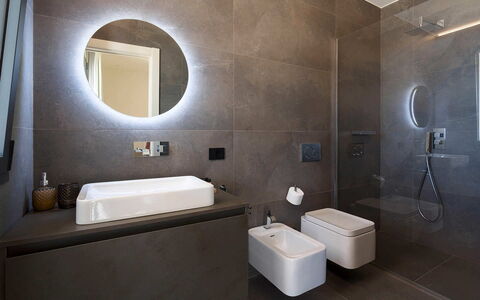 Villa Campo Verde: Badezimmer, Armatur, Flooring, Wand, Interior Design, Sinken, Spiegel, Fussboden, Toilette, Zapfhahn
