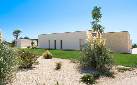 Villa Campo Verde: Strauch, Zuhause, Garten, Estate, Landscaping, Schatten, Auffahrt, Rasen, Garten, Villa