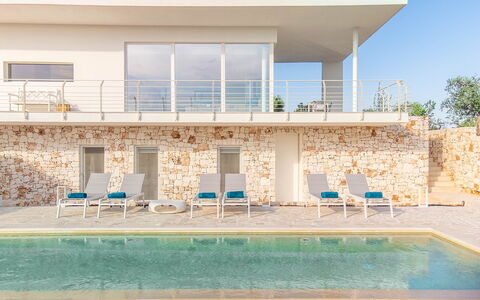 Villa Panita: Schwimmbad, Verbundwerkstoff, Gartenmöbel, Estate, Stuhl, Resort, Villa, Balkon, Schatten, Design