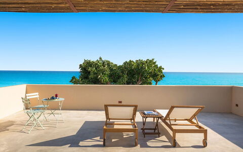 Villa Paprika: Blau, Meer, Horizont, Ozean, Möbel, Küsten Und Ozeanische Forms, Gartenmöbel, Schatten, Strand, Küste