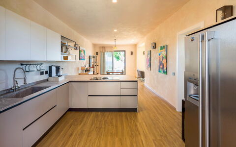 Villa Paprika: Küche, Countertop, Küchengerät, Möbel, Interior Design, Flooring, Major Appliance, Cabinetry, Fussboden, Holz