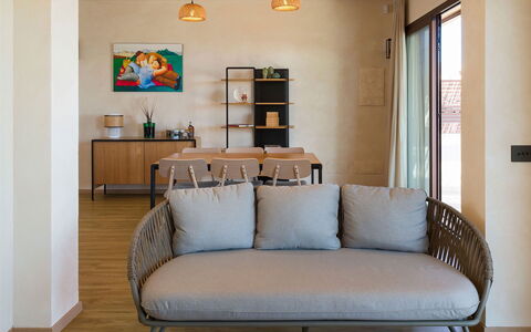 Villa Paprika: Möbel, Interior Design, Holz, Couch, Fussboden, Flooring, Zuhause, Wohnzimmer, Dekokissen, Kissen