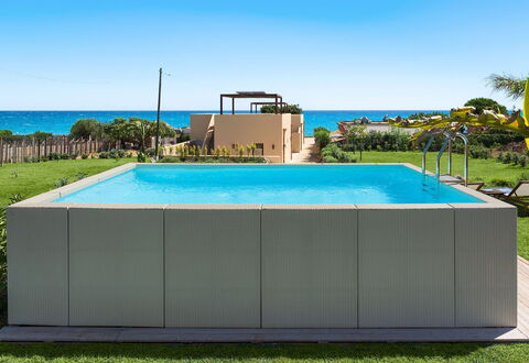 Villa Paprika: Schwimmbad, Verbundwerkstoff, Garten, Freizeit, Schatten, Landscaping, Kunstrasen, Hinterhof, Design, Garten