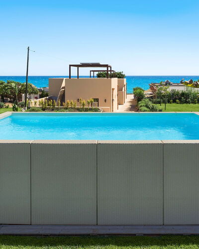 Villa Paprika: Schwimmbad, Verbundwerkstoff, Garten, Freizeit, Schatten, Landscaping, Kunstrasen, Hinterhof, Design, Garten