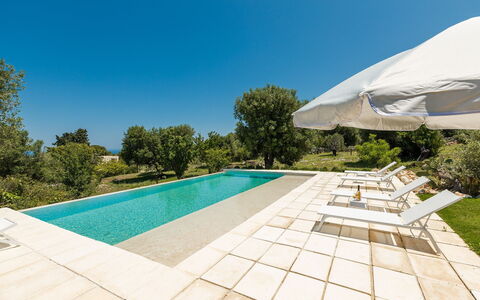 Villa Riva: Blau, Schwimmbad, Garten, Schatten, Landscaping, Flagstone, Fliese