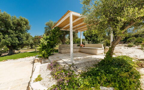 Villa Riva: Strauch, Garten, Schatten, Outdoor Struktur, Landscaping, Gazebo, Gartenmöbel, Hinterhof, Design, Pergola