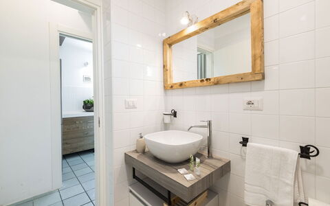 Villa Riva: Interior Design, Badezimmer, Bad Sink, Flooring, Armatur, Fussboden, Holz, Sinken, Spiegel, Zapfhahn