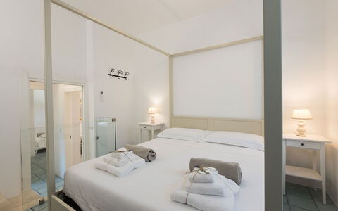 Villa Riva: Interior Design, Bett, Decke, Schlafzimmer, Fussboden, Bettrahmen, Wohnung, Bedding, Zimmer, Bettdecke