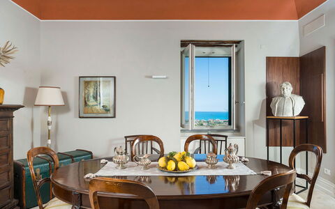 Villa Milo: Möbel, Interior Design, Tabelle, Holz, Flooring, Fussboden, Küche & Esszimmer Tisch, Bilderrahmen, Beleuchtung, Esszimmer