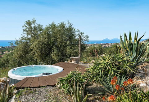 Villa Milo: Schwimmbad, Resort, Gartenmöbel, Eco Hotel, Freizeit, Stuhl, Regenschirm, Landscaping, Schatten, Ferienort