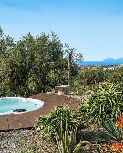 Villa Milo: Schwimmbad, Resort, Gartenmöbel, Eco Hotel, Freizeit, Stuhl, Regenschirm, Landscaping, Schatten, Ferienort